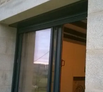 baie vitrée aluminium avec volet roulant