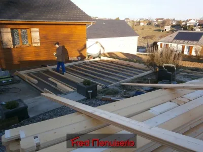 début du montage d’un chalet en madriers
